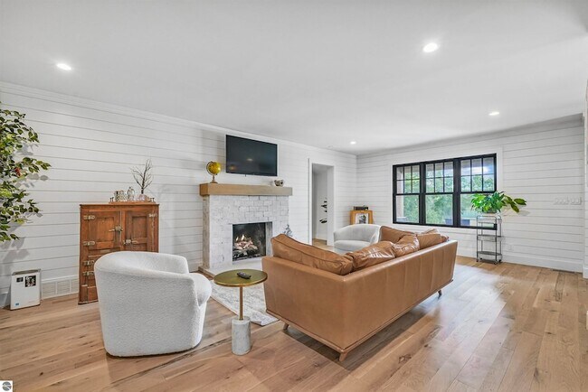 Building Photo - 7320 Peninsula Dr