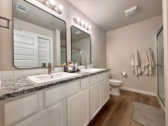 Building Photo - 10817 Saloon St