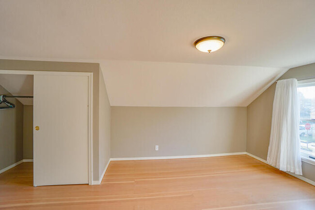 Building Photo - FOUR BEDROOM HOUSE IN CAMAS