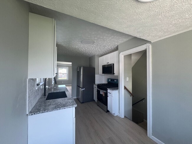 Building Photo - Newly Renovated 3 Bedroom Home