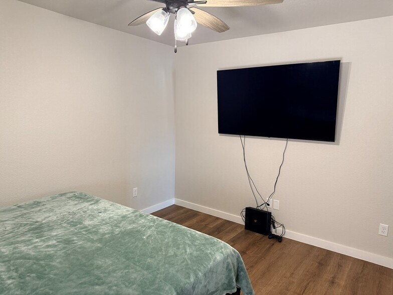 Building Photo - 421 Graze St