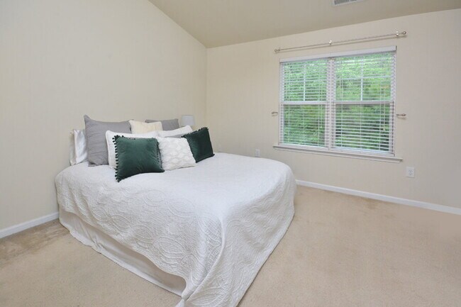 Building Photo - Modern 2BR/2.5BA Townhome in Stratford Lakes – Minutes to Southpoint & Downtown Durham!