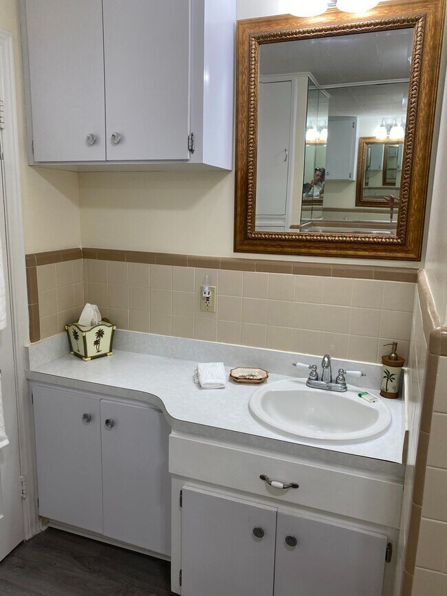 Building Photo - Nokomis Beachy Bungalow (Off Season)