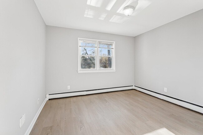 Building Photo - 145 Pleasant Valley Way