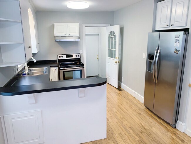 Building Photo - Fenced in 4 bedroom home for 4 or 3 people!