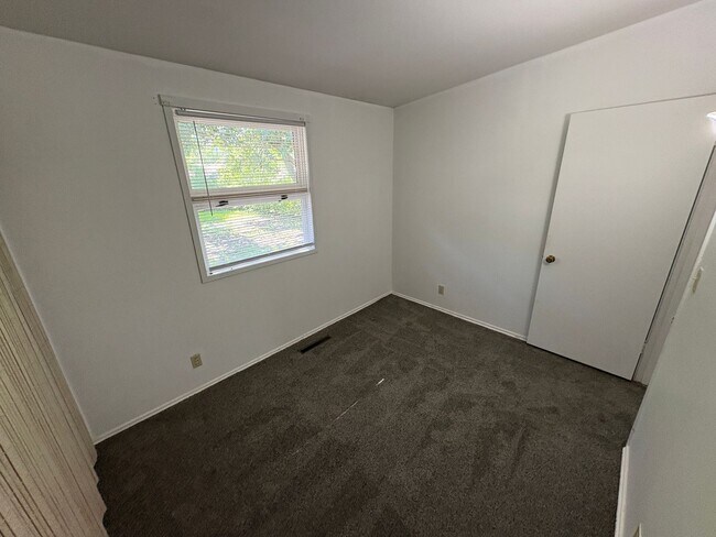 Building Photo - Charming Home, new carpet, laundry, backyard