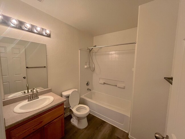 Building Photo - SPACIOUS AND BRIGHT 2 bed/2 bath In gated community