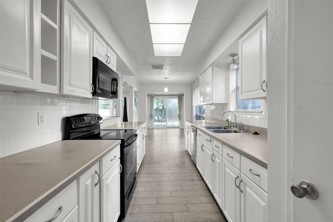 Building Photo - 9 Birchcane Dr