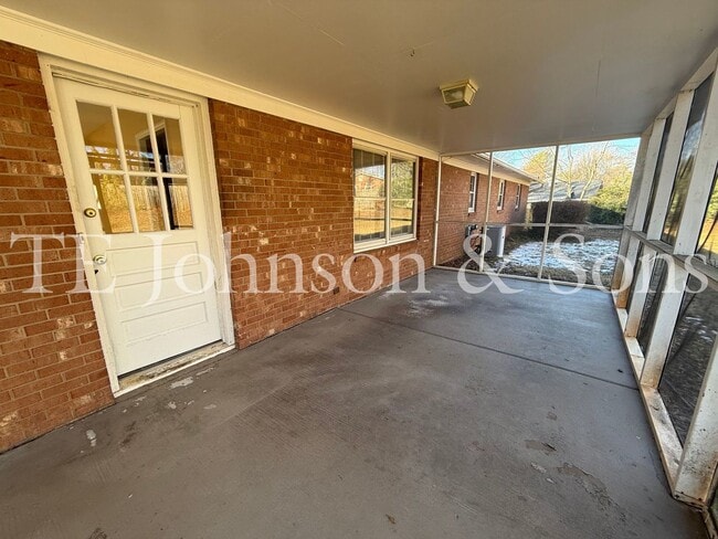 Building Photo - Spacious 4BR Home with Finished Basement, Screened Porch & Garage in Winston-Salem