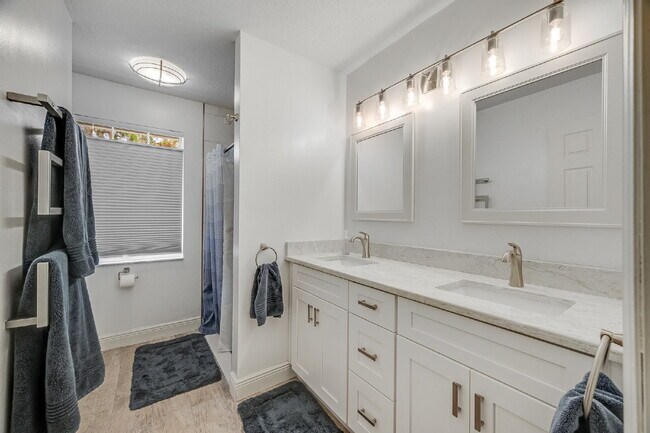 Building Photo - 4BR/2.5BA in gorgeous Melbourne Beach!