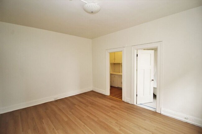 Building Photo - 6 E Read St