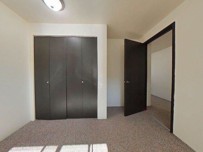 Building Photo - 1 Bedroom Apartment ~ Close to Campus ~ Sm...
