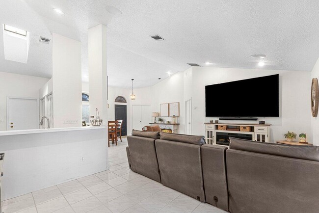 Building Photo - 12842 Meadowbend Dr