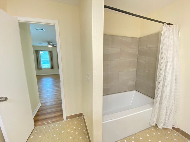 Building Photo - Wow! 2 bedroom, 2.5 bath, two story townho...