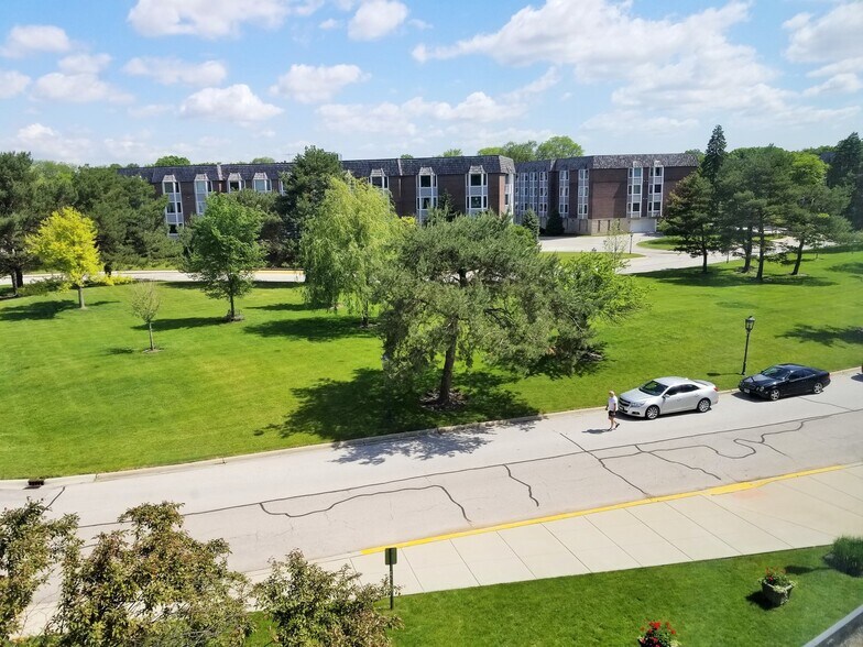 Building Photo - 400 Ascot Dr