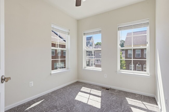 Building Photo - 3 Bed/2.5 Bath End-of-Row Beltsville Townhome