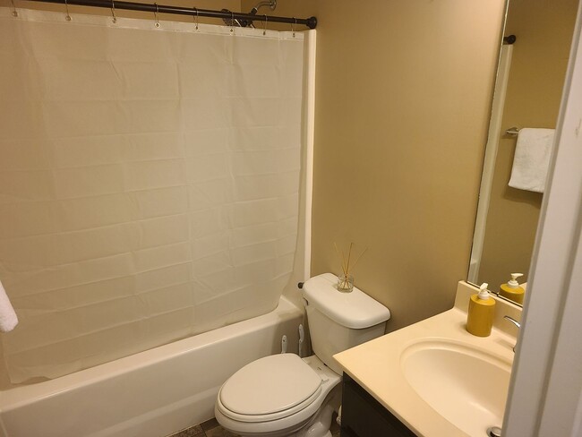 Building Photo - 3 Bedroom, 2 bath home in the Bridgeport C...