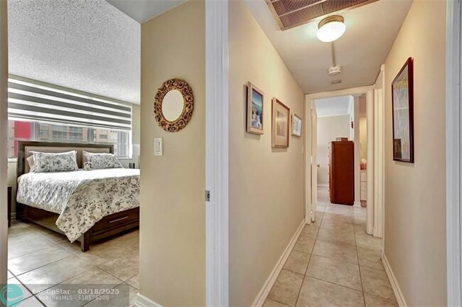 Building Photo - 3113 S Ocean Dr