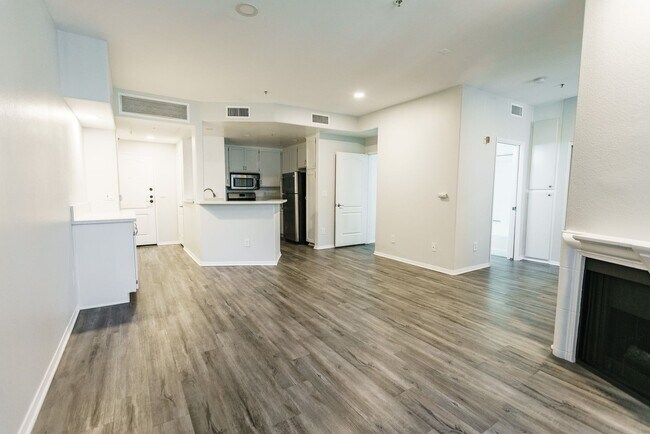 Interior Photo - 114 North Doheny Drive
