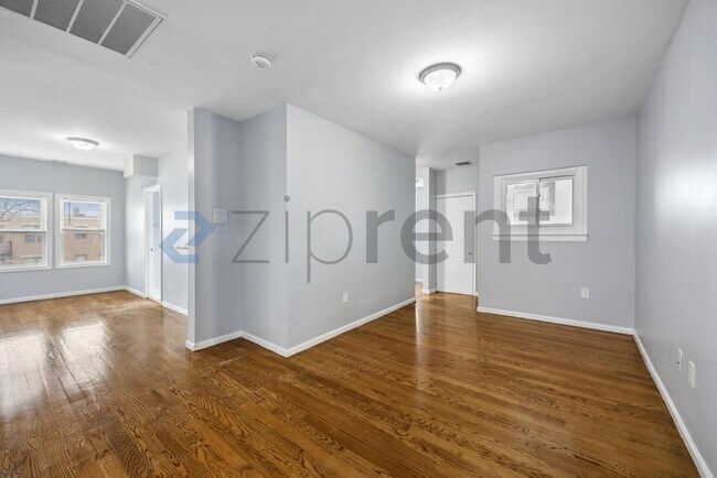 Building Photo - 92 Maple St