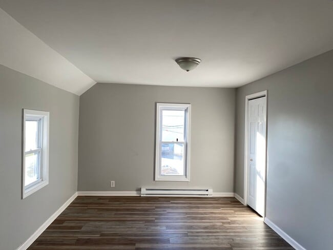Building Photo - Newly Renovated 2 Bedroom Apartment