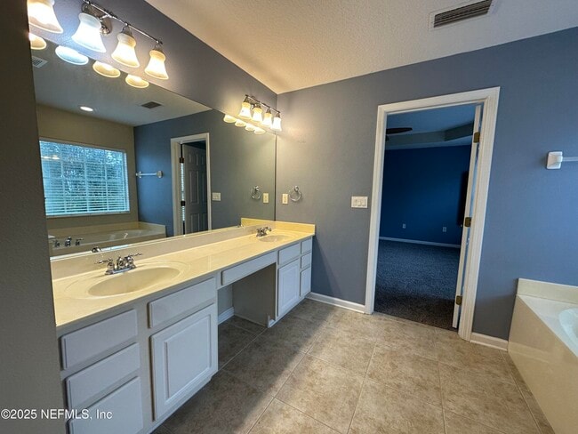 Building Photo - 11197 Castlemain Cir W