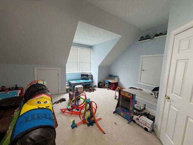 Building Photo - 4 Bed / 2.5 Bath Single Family Home