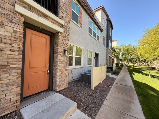 Building Photo - Spacious 3 Bedroom, 2.5 Bath Phoenix Townhome with *New Floors* + *NEW* Paint!