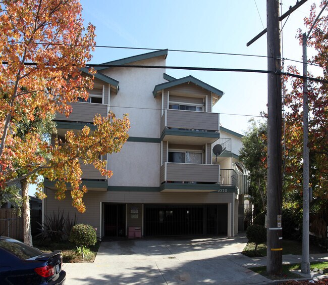 Primary Photo - 1070 Loma Ave