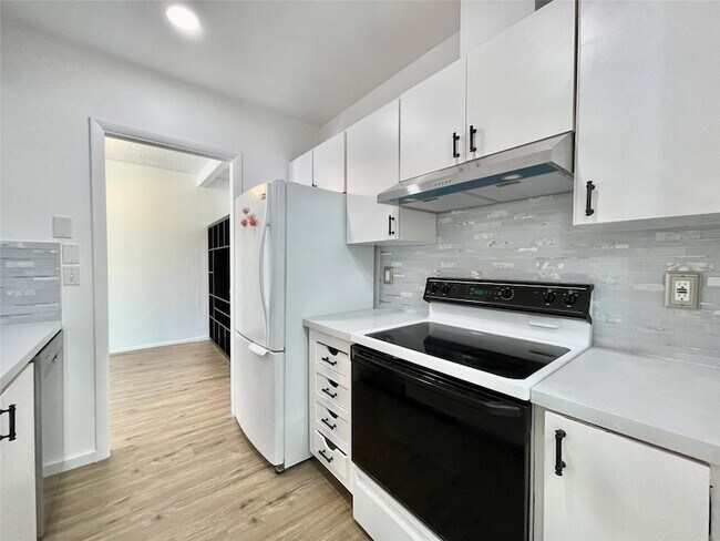 Building Photo - 400 N Riverside Dr