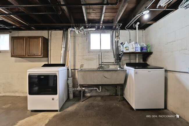 Building Photo - 324 W Slade St