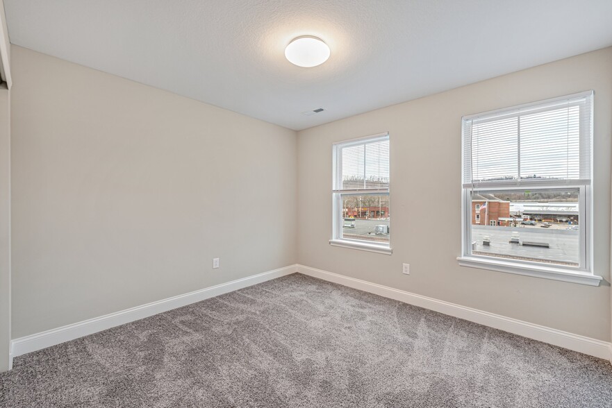 Building Photo - White Oak Court Townhomes