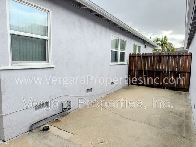 Building Photo - 611 Amapola Ave
