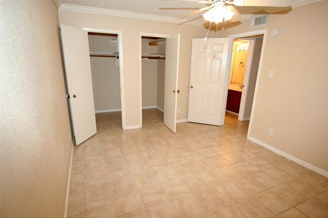 Building Photo - 17401 Red Oak Dr