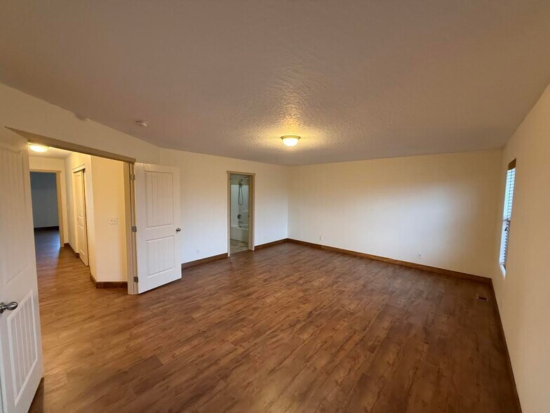 Building Photo - 3420 W Pescador Dr