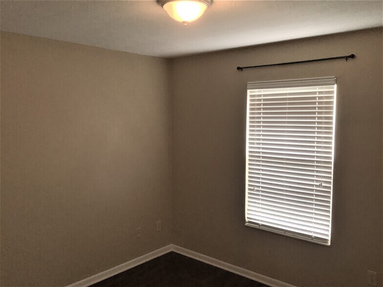 Building Photo - 200 Hedgington Ct