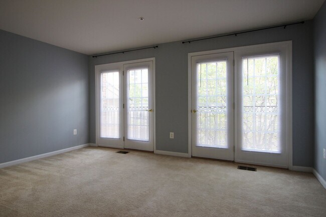 Building Photo - Updated 3/2.5 Townhome w/1 car garage
