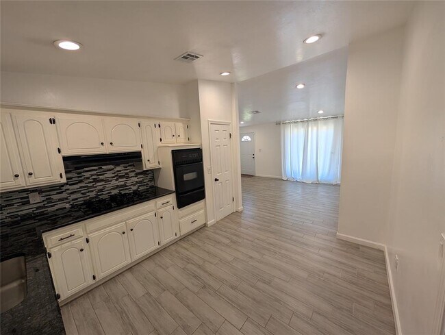 Building Photo - 2701 SE 46th St