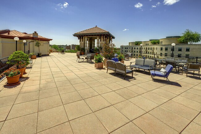 Building Photo - Great Luxury 1 Bedroom 1 Bath on Connecticut Ave in Kalarama