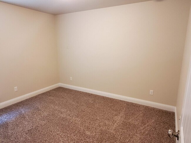 Building Photo - 710 E 94th St