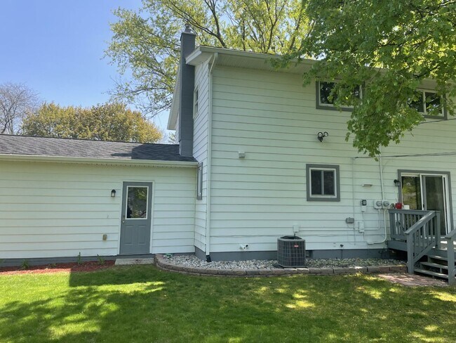 Building Photo - 4 bedroom 2 bath home close to everything