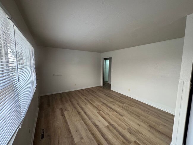 Building Photo - $995 - 3 bed 1 bath - Single Family Home