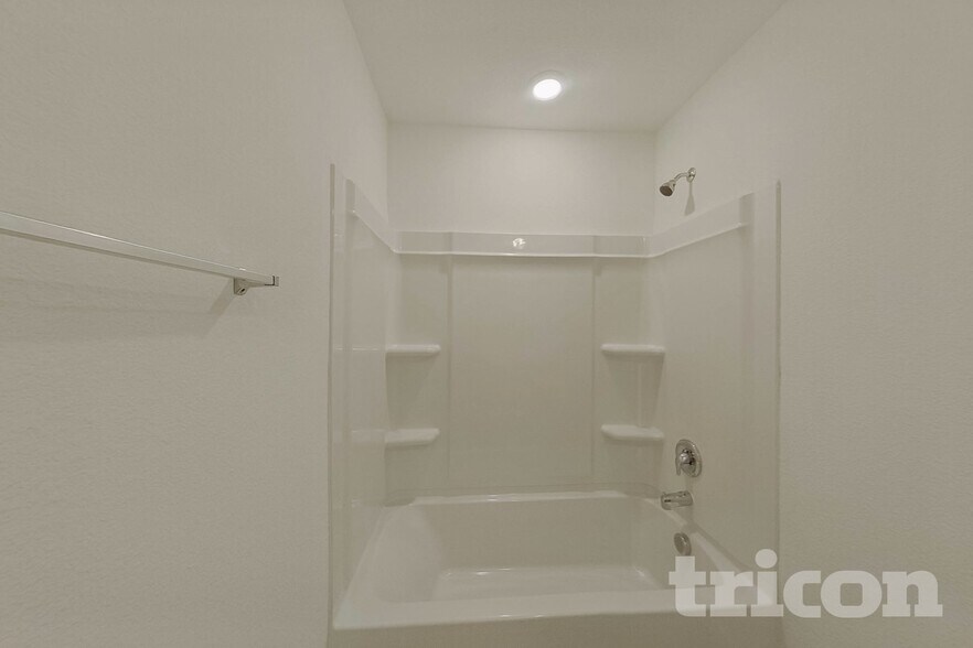 Building Photo - 1601 Parlier St