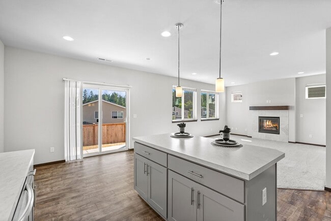 Building Photo - Newer 5 Bedroom Home off Loxie Eagans! Min...