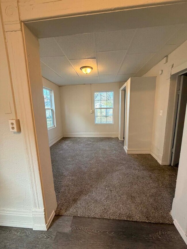 Building Photo - 210&amp;210 1/2 S Pearl