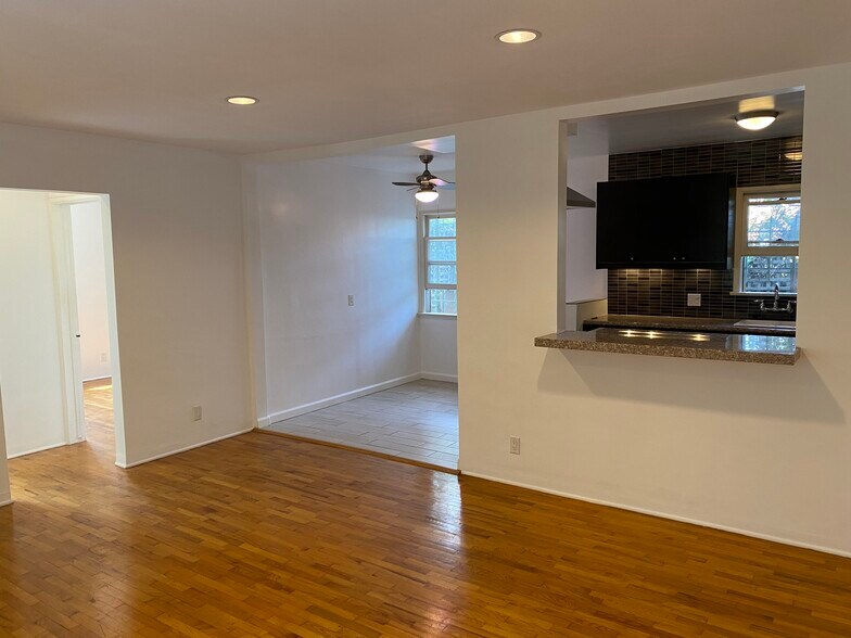 Building Photo - 3315 Caroline Ave