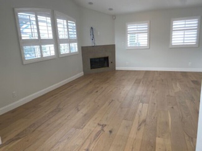 Building Photo - Beautiful Detached 4 bedroom, 2.5 Bath Tow...