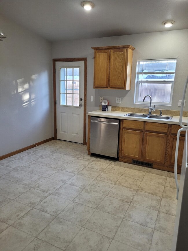 Building Photo - 2484 Carriage Dr