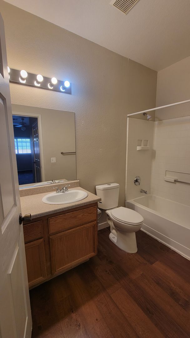 Building Photo - 4730 E Craig Rd