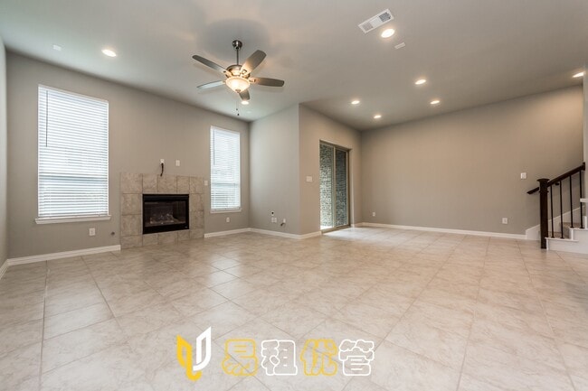 Building Photo - Adorable 3 Bedroom Townhouse-- Coming Soon!